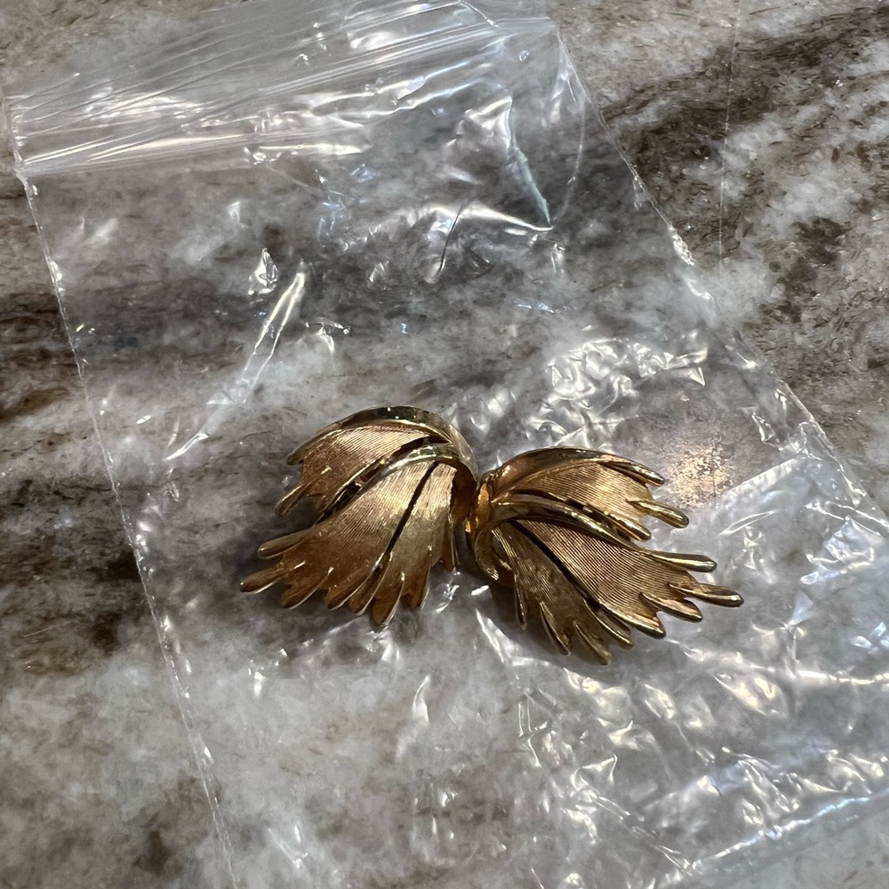 Vintage Trifari gold tone clip on earrings